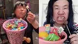趣事精选，用垃圾桶装糖果么