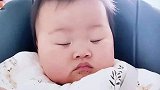 妈妈喂宝宝吃饭被宝宝的反应逗笑