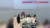 卖菜老人没赶上船，轮渡开走又返回接上，船长回应