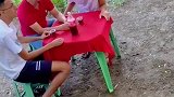 一群人竟然被羊羊追着跑