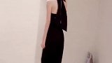 小姐姐身着印花旗袍，尽显好身材