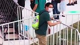 笑喷！小姐姐用无人机指挥游客找厕所