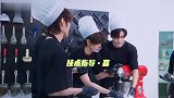 “假老幺”焉栩嘉变技术指导，刘也赵让做的月饼很漂亮