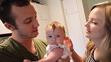 6个月女婴掉入泳池 妈妈不仅不着急 竟还笑出声？
