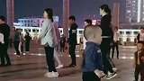宝宝这绝对是天赋，旁边的大叔都看呆了，你让广场舞大妈怎么想？