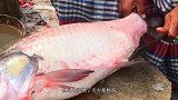 大叔卖鱼从不刮鱼鳞，直接把皮削掉，顾客竖起大拇指：干得漂亮！