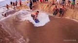 真会玩！国外小哥开脑洞挖沙滩 居然造出了一个小型冲浪浴场