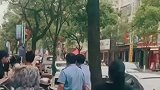 心系母女，善良女孩报警并守护孩子