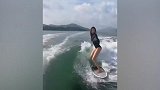 会冲浪的小姐姐太酷了 重点还有一双大长腿