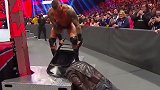 WWE暴力场面吓坏小朋友！铁椅砸头恶人属性拉满