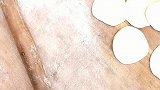 我擀饺子皮老妈包饺子两人配合的相当好