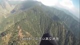 男子首次尝试高空跳伞，下降过程中迎面飞来两只鹰，致命的袭击！
