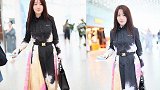 杨钰莹真是肉眼可见的少女感，印染风连衣裙穿出A4腰，太吸睛了