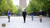 玲珑广场舞《女兵走在大街上》，梦璇老师领舞，又美又帅的女兵！