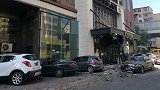 酒店20米装饰墙从8楼脱落 楼下13辆车被砸