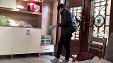 两个房子中间的过桥搭好了，小飞站到上面都不敢，吓的腿有点发抖