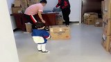 萌娃穿上新衣服后，瞬间开启自嗨模式，看这气势都不一样了