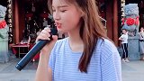 美女小姐姐街头唱《白狐》，下一秒的小哥哥是在为我跳舞吗
