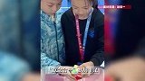 起猛了，魔方都有“混双”了！小孩哥小孩姐合作还原魔方默契十足