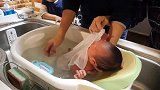 来看看日本家庭如何给新生儿洗澡,身上加条毛巾让宝宝安全感倍增