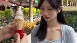 一个冰激淋如何两个人分