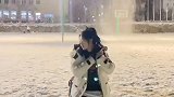 小姐姐在雪地里扮演冰雪奇缘的搞笑操作！