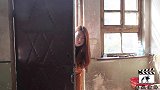 美女小偷进屋偷东西，男主人却错把女小偷当成了他自己老婆，真逗