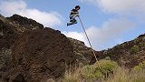 加那利群岛：牧羊人跳跃！民间运动爱好者用长矛穿越陡峭地形