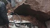 巴基斯坦：一汽车遇山体滑坡被巨石砸中，司机侥幸逃生