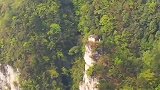 大山悬崖上发现一座小房子，四面都是悬崖
