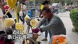 摊主街头卖米果见人就送
