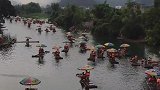 清晨的阳朔遇龙河，游人如织