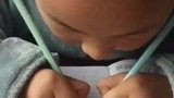 萌娃双手同时写字获网友点赞