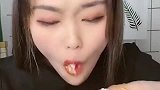 吃货萱萱开饭了，大肥肉一口咬下去好过瘾，吞咽的速度让人开眼了