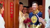 伴娘团堵门不按套路出牌，搞得新郎有点不知所措
