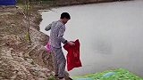 小伙子挺会玩，这是去漂流吗