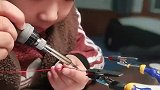 爸爸晒自己六岁半的孩子，自己看图纸画电路图完成机器人