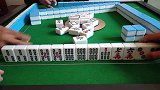 麻将：做出清一色碰碰胡开心飞起，小伙实在没想到，对家竟先发制