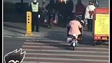交警帮女孩捡包裹并嘱咐带好头盔，获女孩甜甜比心！