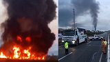 油罐车高速上追尾平板车后起火 30吨柴油熊熊燃烧交警封闭道路