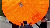 不知道把这个圆球扔下去会发生什么，是会出现震动，还是圆球破裂