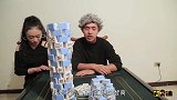随便抽一块麻将，麻将不倒女儿就嫁给谁，结果小伙一气呵成