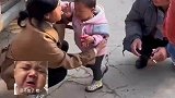 宝宝跟着爸爸离开，年轻妈妈看着远去的孩子哭得撕心裂肺