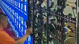 原来显示屏，是工作人员一块一块拼接起来，像极了拼图！