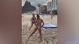 比基尼小姐姐打足球乒乓 头球接力轻松愉快