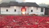还是在农村过年有气氛，放鞭炮都造出蘑菇云了！
