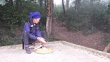 云南哈尼姑娘兰子，火塘上用铁锅爆玉米，香甜可口，奶奶很爱吃