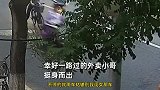 14岁女孩被骑车男子疯狂别车！女孩父亲发声