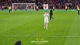姆巴佩赛后直接走回更衣室没和队友一起谢场