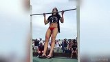 强！国外健身美女街头引体向上 长腿腹肌魅力无限